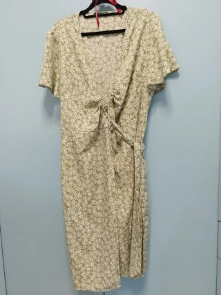 Vestito verde con fiorellini