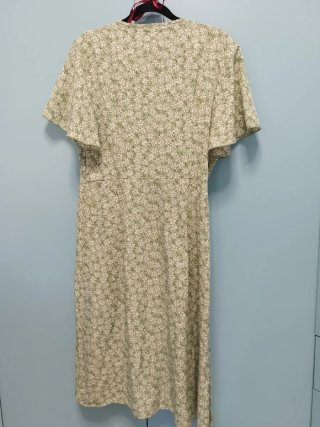 Vestito verde con fiorellini