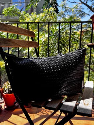 Bolso de hombro trenzado negro
