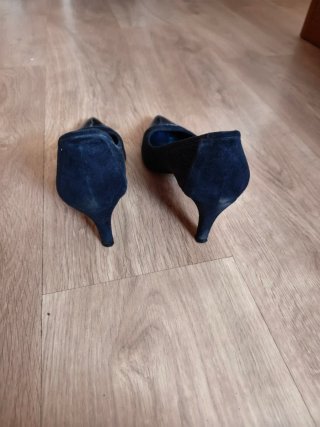 Zapatos de tacón azul de piel