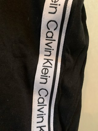 Camiseta Calvin Klein Negra con Logo Lateral