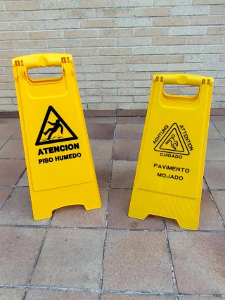 Cartel suelo mojado plegable amarillo