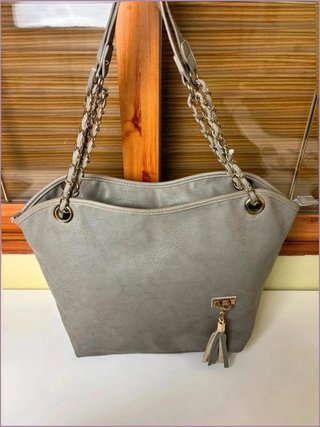 Bolso gris con diseño muy elegante