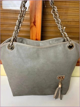 Bolso gris con diseño muy elegante