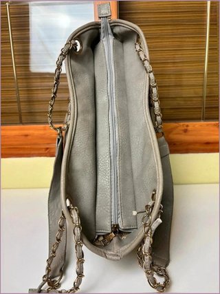 Bolso gris con diseño muy elegante