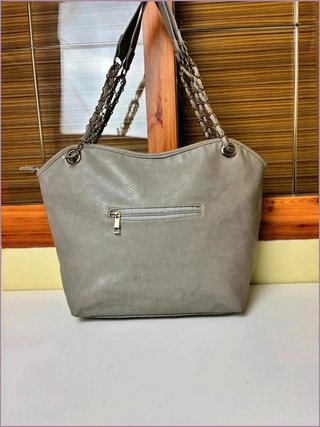 Bolso gris con diseño muy elegante