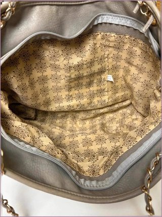Bolso gris con diseño muy elegante
