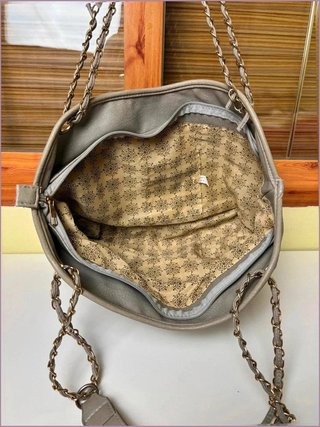 Bolso gris con diseño muy elegante