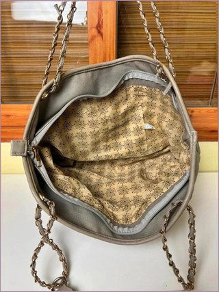 Bolso gris con diseño muy elegante