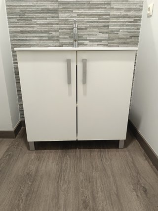Mueble de baño blanco con lavabo