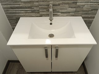 Mueble de baño blanco con lavabo