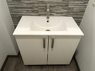 Mueble de baño blanco con lavabo