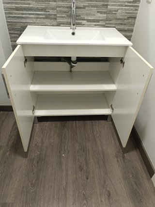 Mueble de baño blanco con lavabo