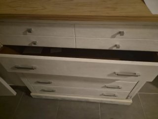 Cómoda de madera blanca y marrón y espejo