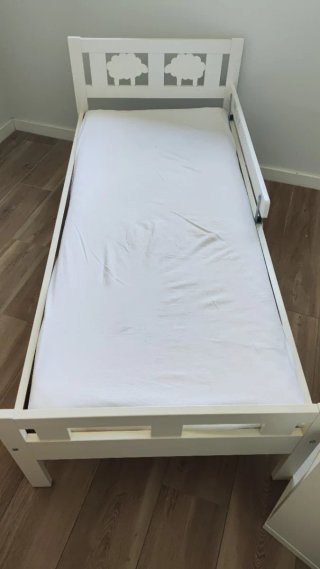 Cama infantil blanca con barandilla