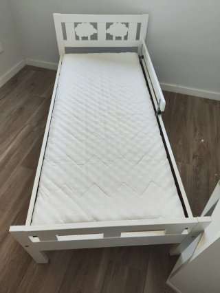 Cama infantil blanca con barandilla