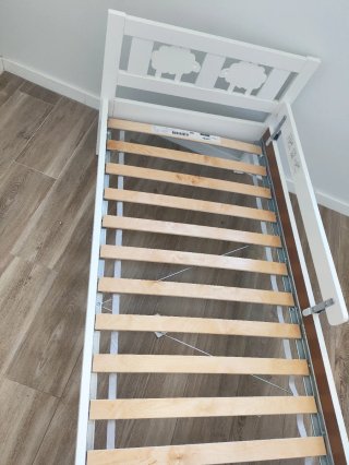 Cama infantil blanca con barandilla