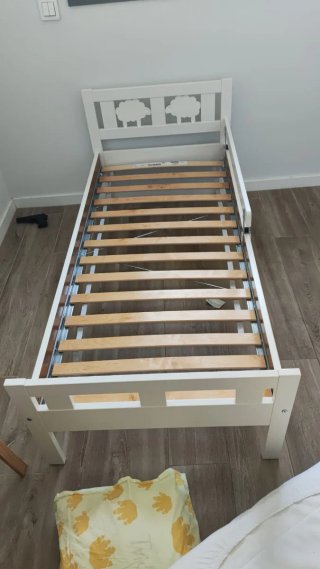 Cama infantil blanca con barandilla