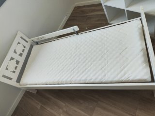 Cama infantil blanca con barandilla