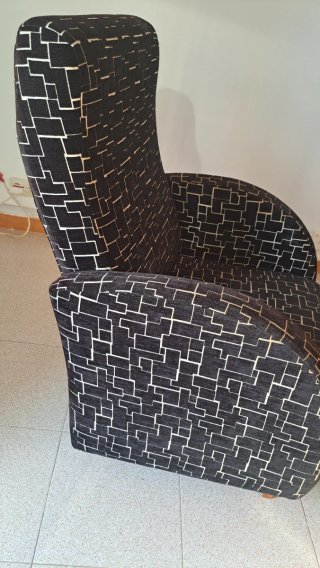 Sillón orejero tela diseño geométrico