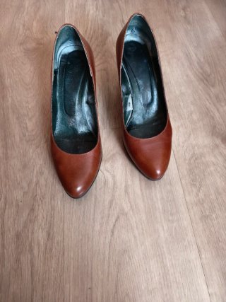 Zapatos de tacón de piel color cuero
