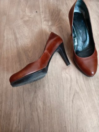 Zapatos de tacón de piel color cuero