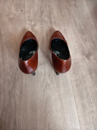 Zapatos de tacón de piel color cuero