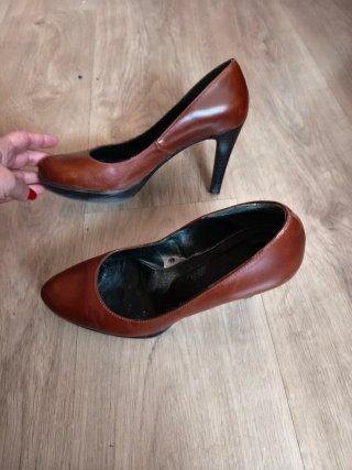 Zapatos de tacón de piel color cuero
