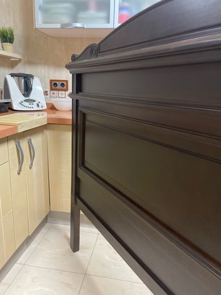Marco de cama de madera oscura