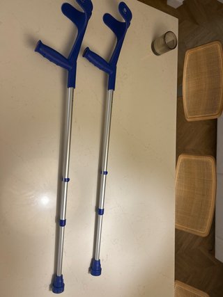 Dos muletas prácticamente a estrenar