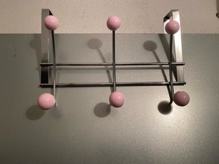 Perchero de pared con bolas rosas