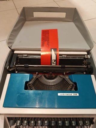 Macchina da scrivere Underwood 310