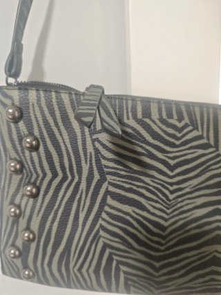 Bolso Parfois estampado cebra tachuelas