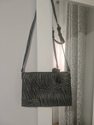 Bolso Parfois estampado cebra tachuelas