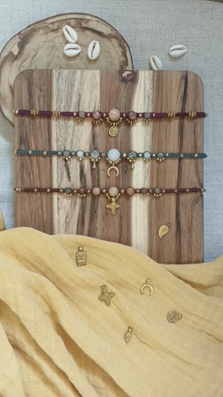 Colgante macramé con minerales y charm