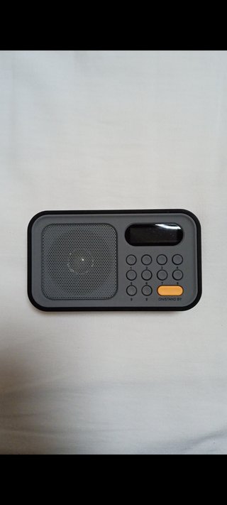 Radio portátil gris y naranja