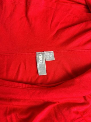 Vestido rojo largo ASOS con volante asimétrico