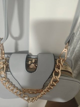Bolso azul celeste con cadena dorada