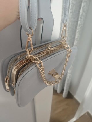 Bolso azul celeste con cadena dorada