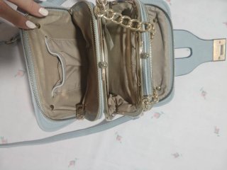 Bolso azul celeste con cadena dorada