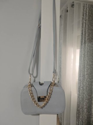 Bolso azul celeste con cadena dorada