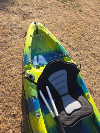 Kayak amarillo y verde con remo