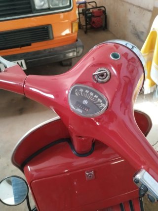 Vespa Roja y negra