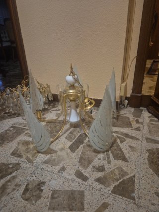 Lámpara de techo dorada y cristal