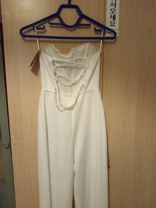 Mono blanco elegante para fiesta