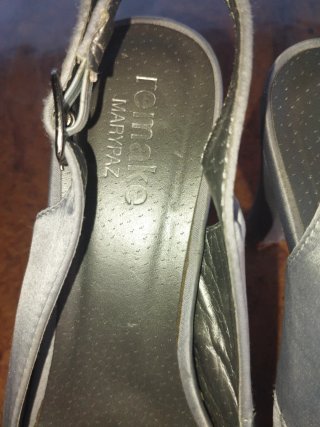 Zapatos de fiesta plateados con lazo