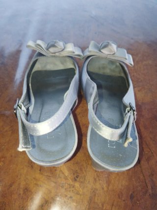 Zapatos de fiesta plateados con lazo