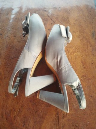 Zapatos de fiesta plateados con lazo