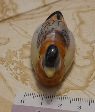 Miniatura di un papero in ceramica per case delle bambole
