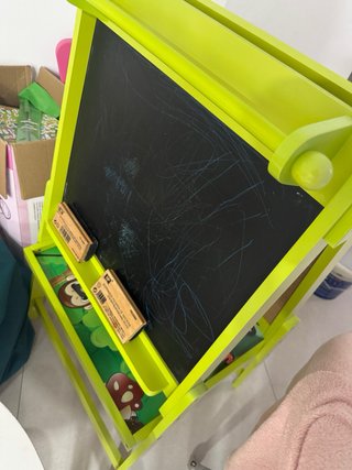 Pizarra infantil verde con accesorios